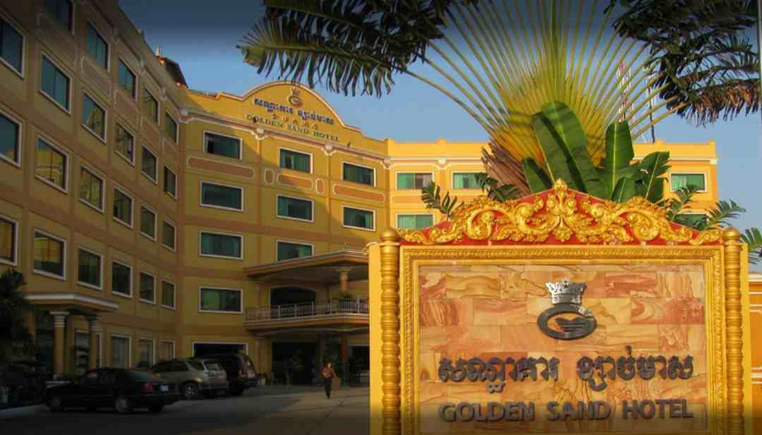 Golden Sand Hotel & Casino nằm ngay vị trí đắc địa sầm uất gần biển 