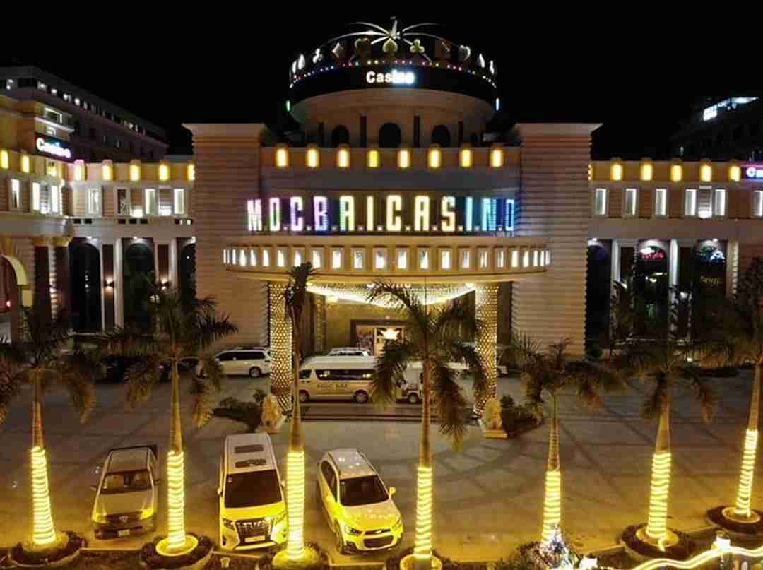 Moc Bai Casino Hotel có khung cảnh lung linh từ bên ngoài
