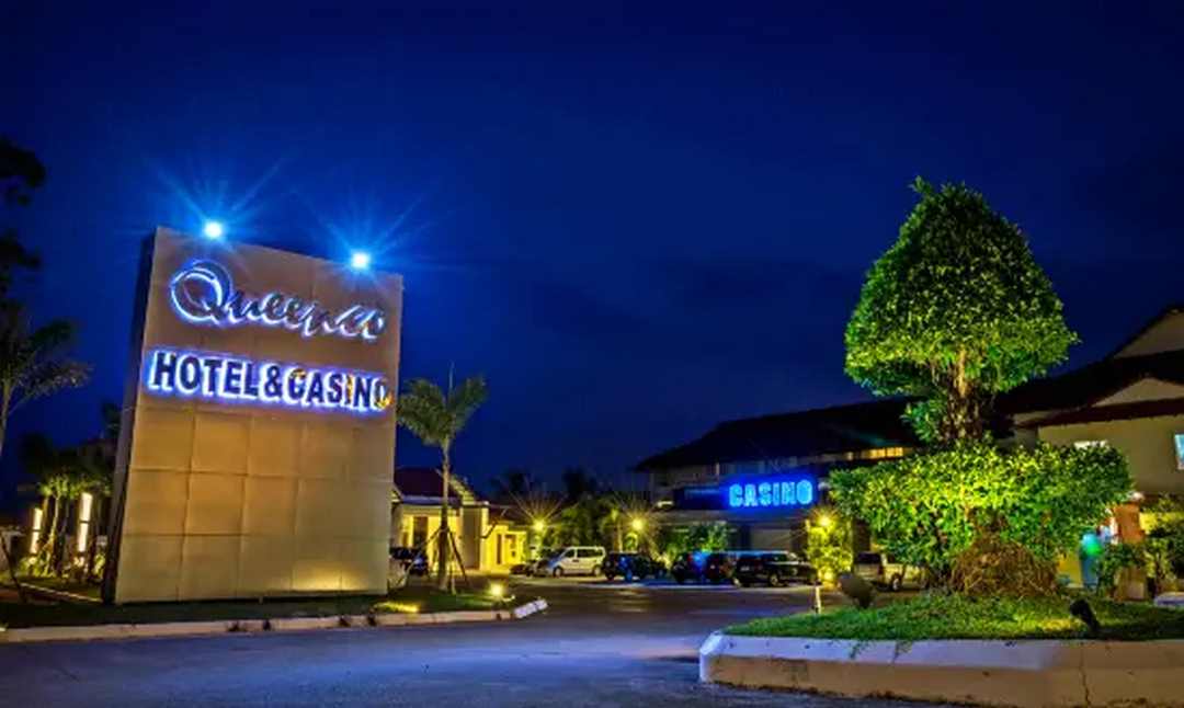Queenco Hotel xinh đẹp và nổi bật giữa trời đêm